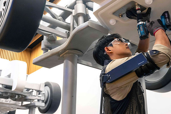 現代汽車推出碳纖維外骨骼，重量僅1.9kg可使肩部減壓60%