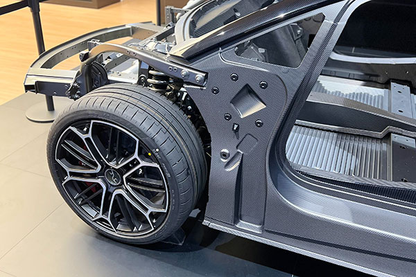 仰望U9發布高性能碳纖維選裝套件，提升駕駛體驗